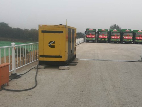 都安电力系统的稳定性和设备兼容性如何影响发电机组的频率规格？